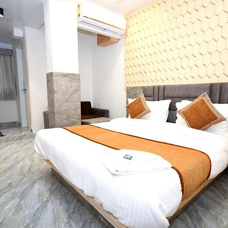 Hotel A1 Vastrapur Ahmedabad Eksteriør billede
