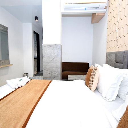 Hotel A1 Vastrapur Ahmedabad Eksteriør billede