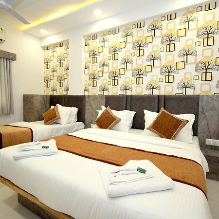 Hotel A1 Vastrapur Ahmedabad Eksteriør billede