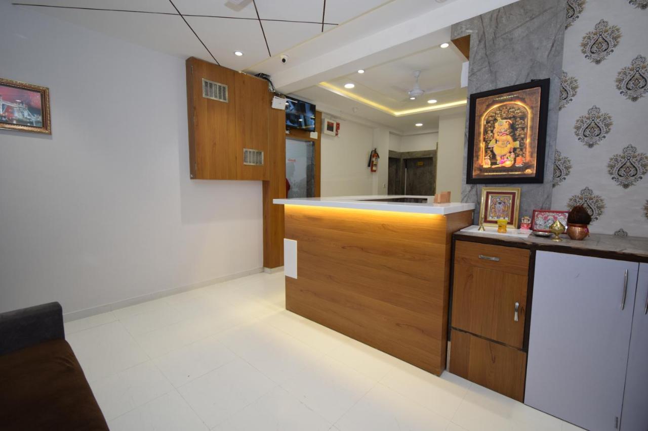 Hotel A1 Vastrapur Ahmedabad Eksteriør billede