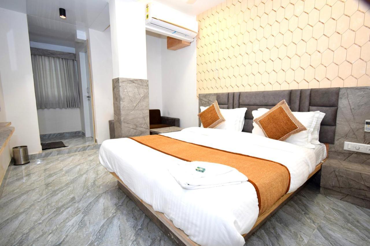 Hotel A1 Vastrapur Ahmedabad Eksteriør billede