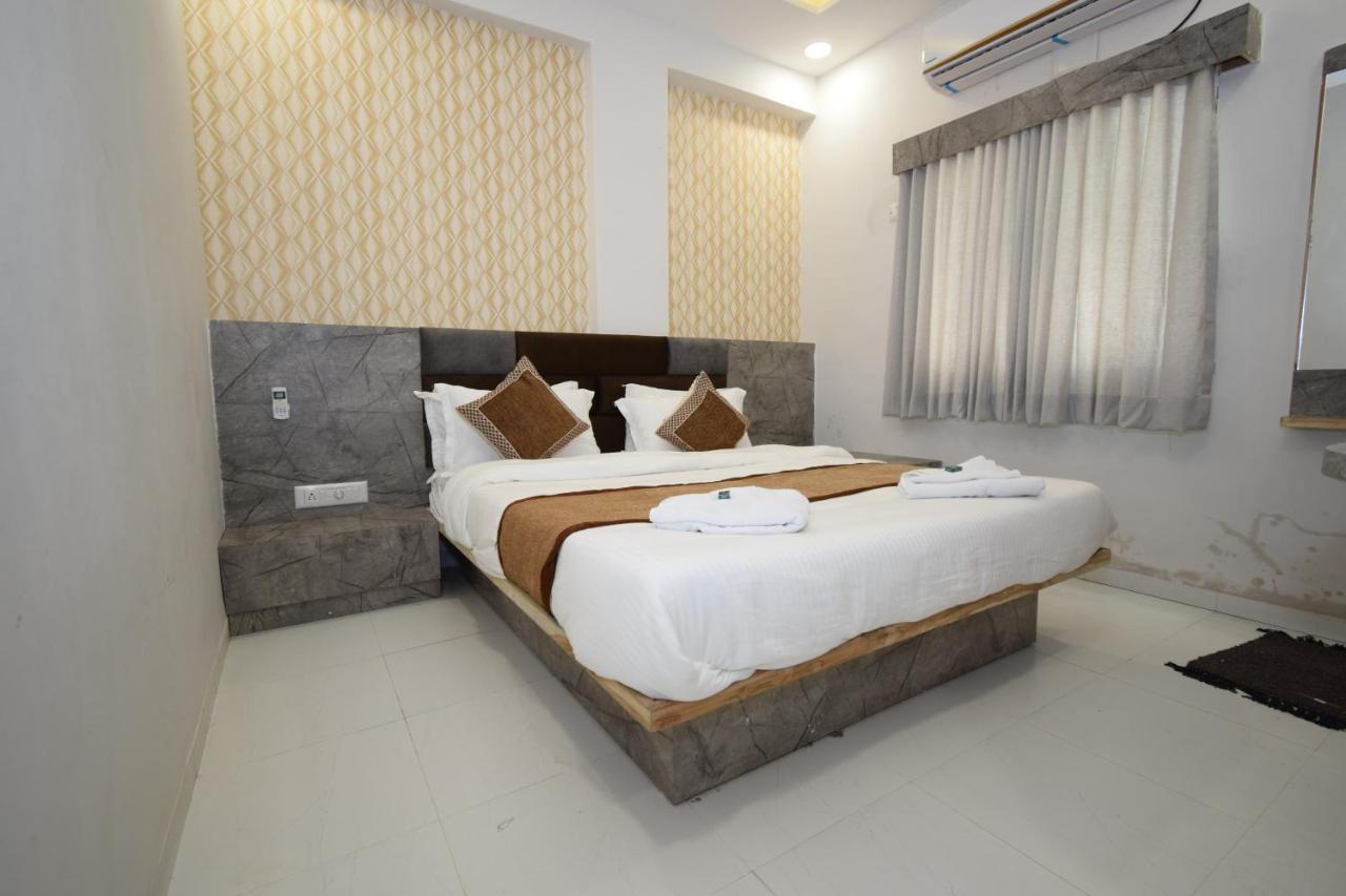 Hotel A1 Vastrapur Ahmedabad Eksteriør billede