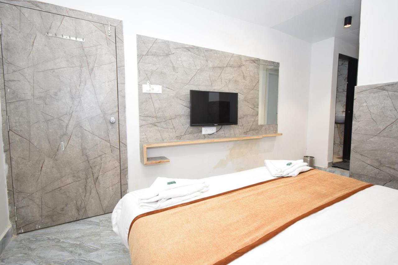 Hotel A1 Vastrapur Ahmedabad Eksteriør billede