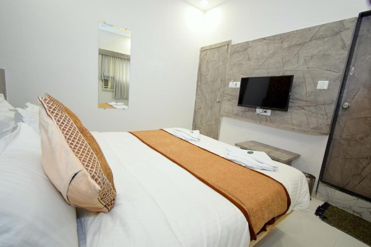 Hotel A1 Vastrapur Ahmedabad Eksteriør billede