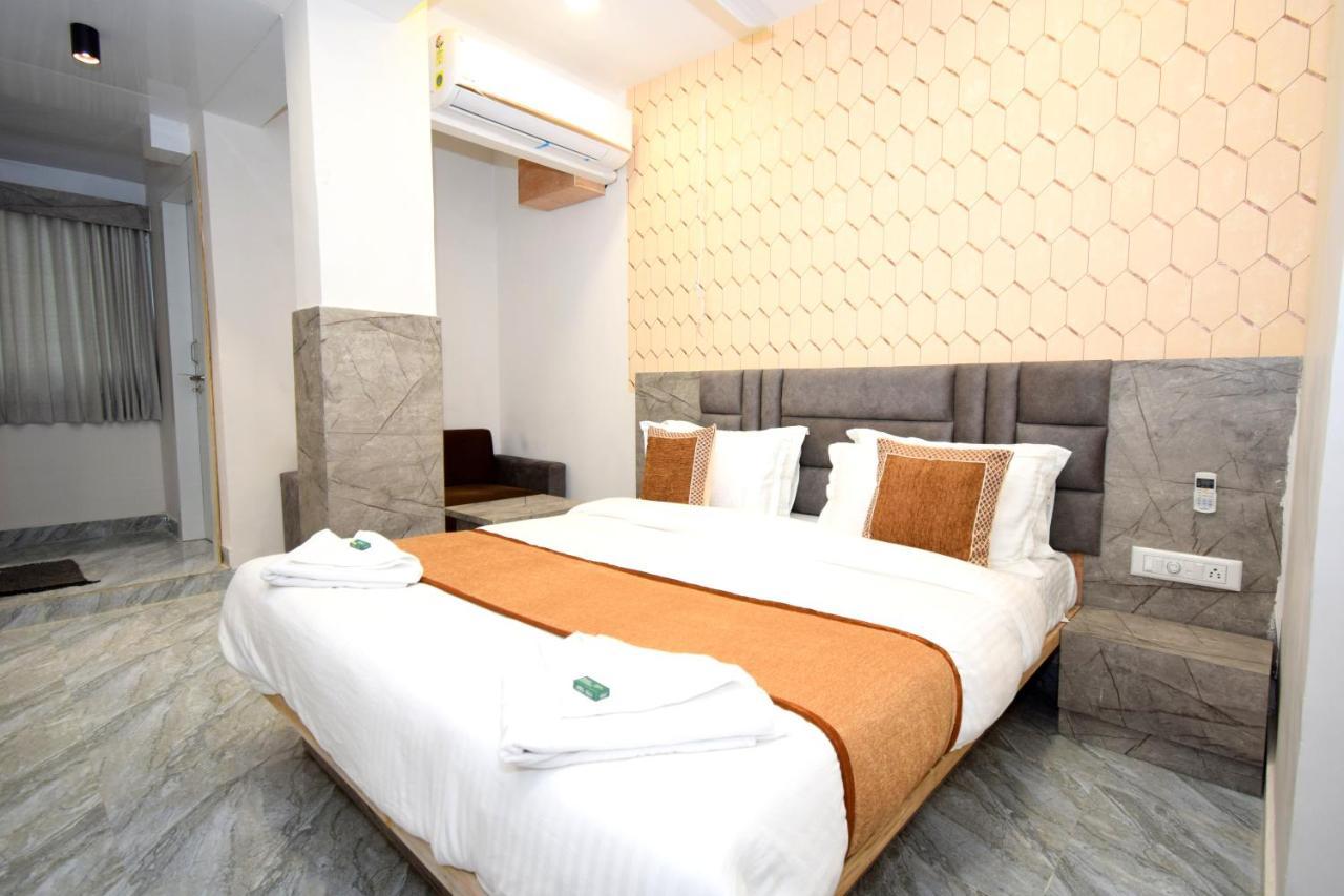 Hotel A1 Vastrapur Ahmedabad Eksteriør billede