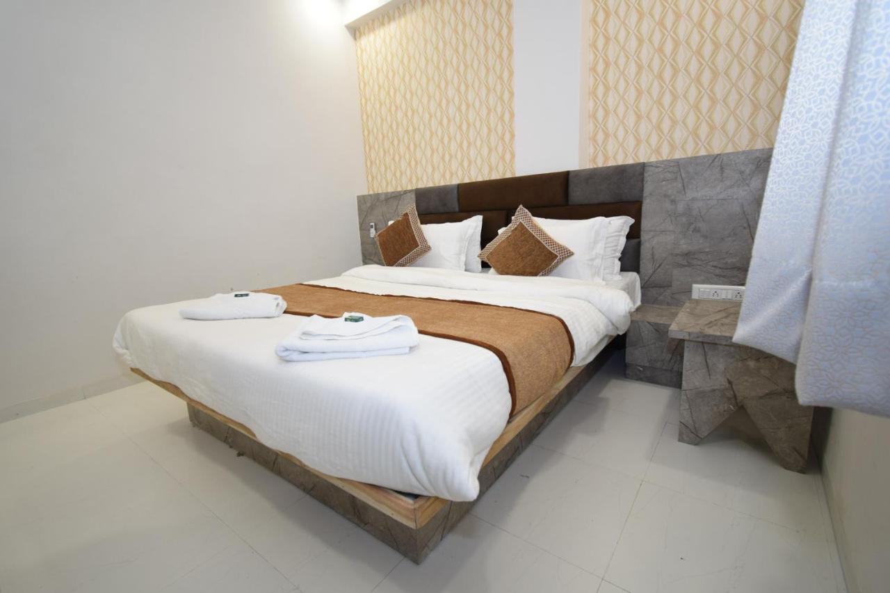 Hotel A1 Vastrapur Ahmedabad Eksteriør billede